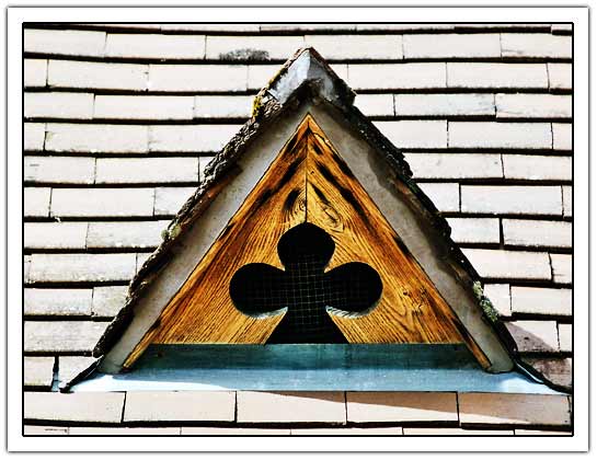 Roof with  spades carving (38Kb)